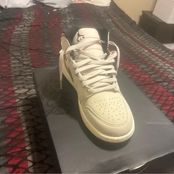 Jordan Air Mid SE in Black and Gold - Picture 5 of 6